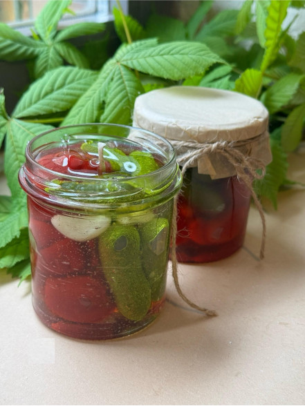 Svece Augļu burciņa/Burciņas izmērs: H – 6,5 cm, D – 8 cm (ar baltu vāciņu)/Pieejamais aromāts – Zem