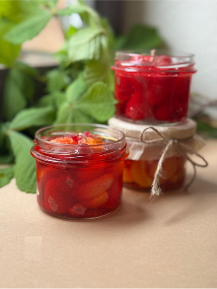 Svece Asorti/Burciņas izmērs: H – 9,5 cm, D – 8 cm/Pieejamais aromāts – Svaigs gurķis