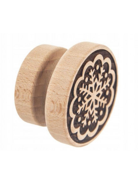 Cepumu ornamenta uzspiedējs (koka) zīmogveida d5.5cm Sniegpārsliņa